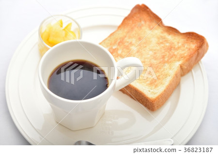 早晨咖啡和新鮮出爐的烤麵包 早晨咖啡和新鮮出爐的烤麵包 36823187