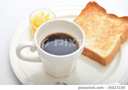 早晨咖啡和新鮮出爐的烤麵包 36823189