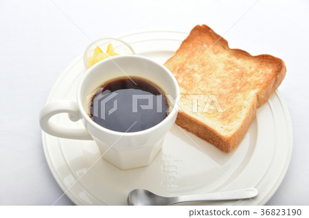 早晨咖啡和新鮮出爐的烤麵包 早晨咖啡和新鮮出爐的烤麵包 36823190