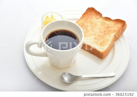 早晨咖啡和新鮮出爐的烤麵包 早晨咖啡和新鮮出爐的烤麵包 36823192
