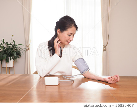 Middle woman who measures blood pressure 36823407