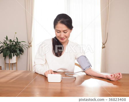 Middle woman who measures blood pressure Middle woman who measures blood pressure 36823408