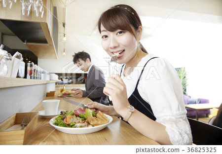 一個人吃午飯，吃場景，女孩 36825325