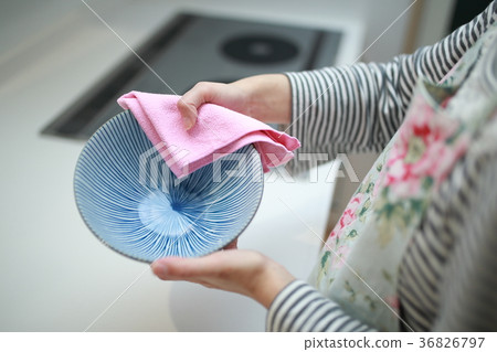 家庭主婦（衣服，洗碗，擦拭，廚房，廚房，水槽，清潔，乾淨，做家務，周圍的水，不露面） 36826797