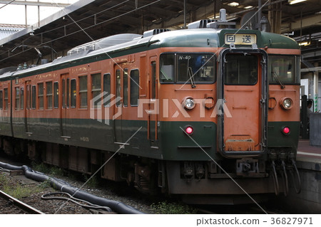 Shin-etsu Main Line Series 115 (forwarding train) stopped at Niigata Station 36827971