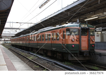 Shin-etsu Main Line Series 115 (forwarding train) stopped at Niigata Station 36827974