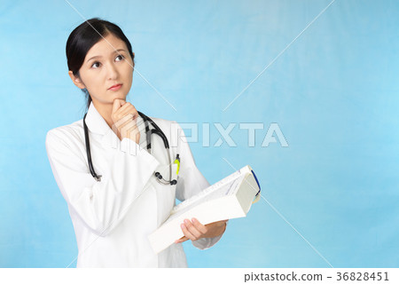 有焦慮的表示的女性醫生 36828451