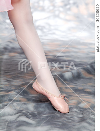 Little girl with pointe shoes Little girl with pointe shoes 36830630