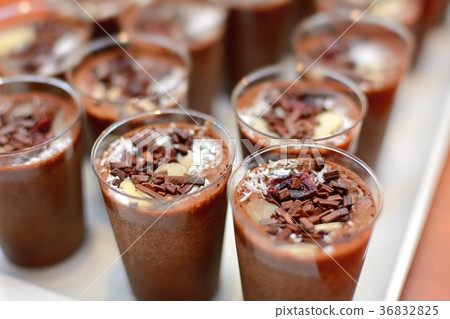 圖庫照片: close up of the chocolate mousse desserts in cups.