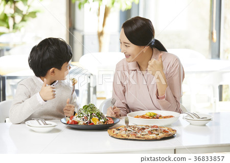 Mom, Son, Restaurant Mom, Son, Restaurant 36833857