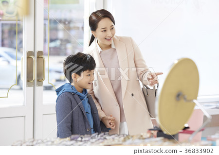 Mom, Son, Optician Mom, Son, Optician 36833902