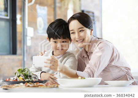 Mom, Son, Restaurant Mom, Son, Restaurant 36834042