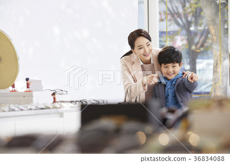 Mom, Son, Optician 36834088