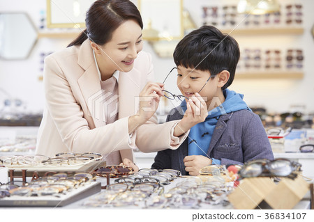 Mom, Son, Optician Mom, Son, Optician 36834107