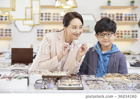 Mom, Son, Optician Mom, Son, Optician 36834160
