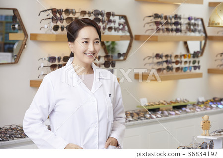 Female, optician, optician 36834192