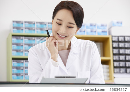Female, optician, optician Female, optician, optician 36834237