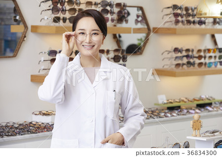 Female, optician, optician 36834300