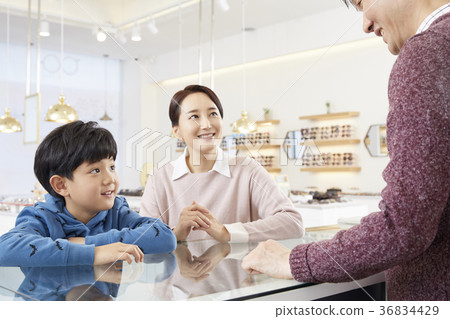 媽媽,兒子,配鏡師 媽媽,兒子,配鏡師 36834429