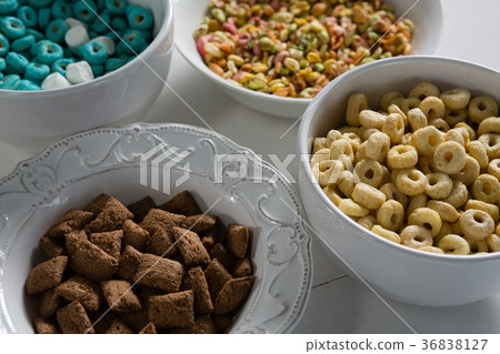 Bowls of various breakfast 36838127