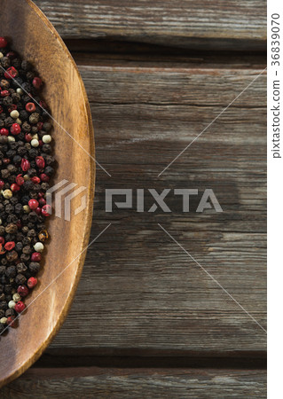 Mix peppercorns in wooden bowl 36839070