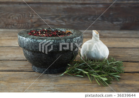 Garlics, rosemary and mix peppercorns on chopping board Garlics, rosemary and mix peppercorns on chopping board 36839644