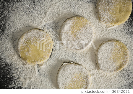 Close up of flour on unbaked cookies 36842031