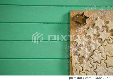 Directly above shot of star shape cookies on cutting board 36842238