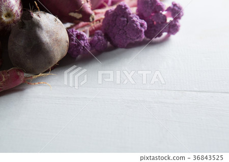 Close-up of cauliflower with beetroot Close-up of cauliflower with beetroot 36843525