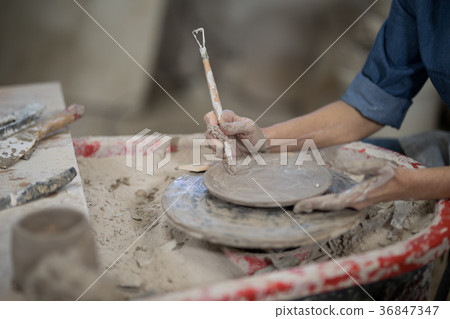 Female potter molding plate with hand tool 36847347
