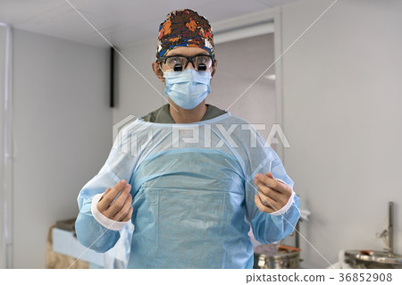 Surgeon in operating room Surgeon in operating room 36852908
