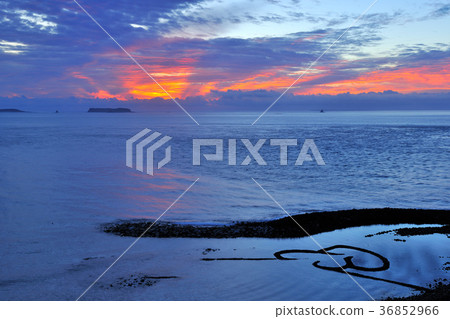 Penghu, double heart stone, sunrise, dusk, sunset, clouds, sea, water, rock, sunlight, light, sea level, seaside Penghu, double heart stone, sunrise, dusk, sunset, clouds, sea, water, rock, sunlight, light, sea level, seaside 36852966