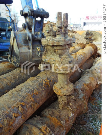 通過配水管的抗震結構去除了它 36854177