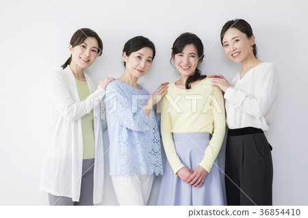 4 middle women 36854410