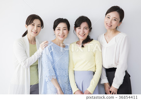 4 middle women 36854411
