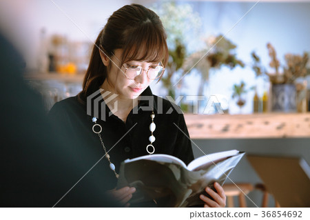 Cafe reading 36854692