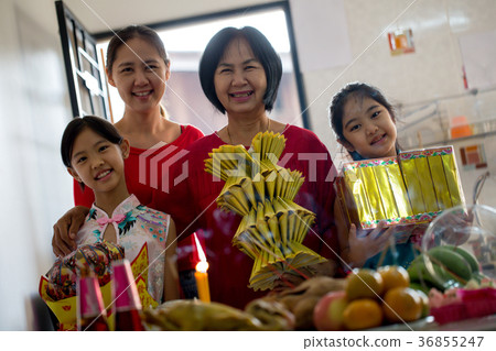 Happy Asian family celebrate Chinese new year 36855247