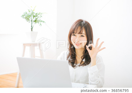 A woman who makes an okay sign 36856795