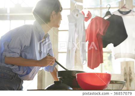 工作的母親烹飪圖像 36857079