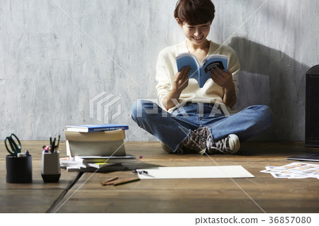 Freelance woman image 36857080