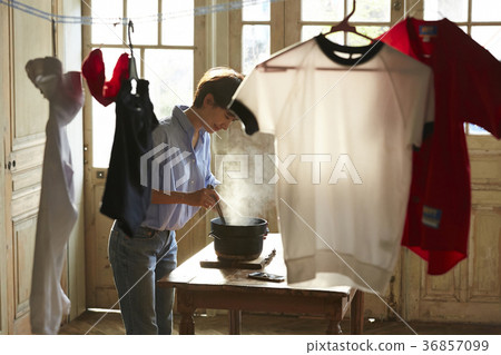 工作的母親烹飪圖像 36857099