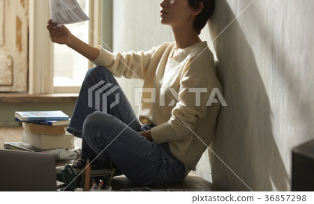 Freelance woman image 36857298
