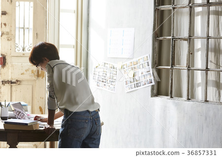 Freelance woman image 36857331