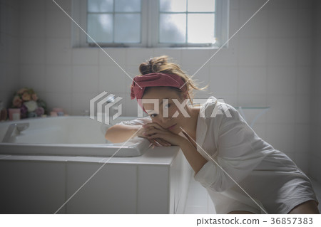 放鬆在衛生間裡的婦女 放鬆在衛生間裡的婦女 36857383