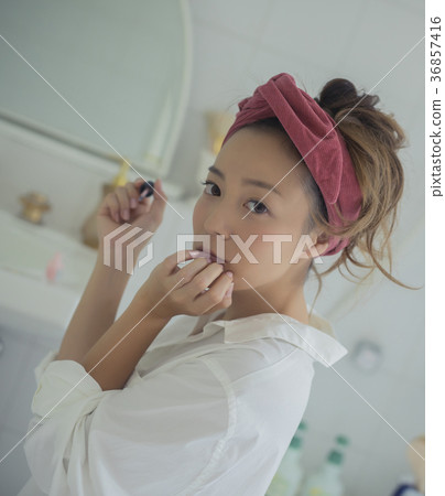 女人享受指甲圖像 36857416