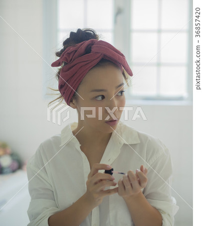 女人享受指甲圖像 36857420