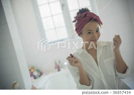 女人享受指甲圖像 女人享受指甲圖像 36857434