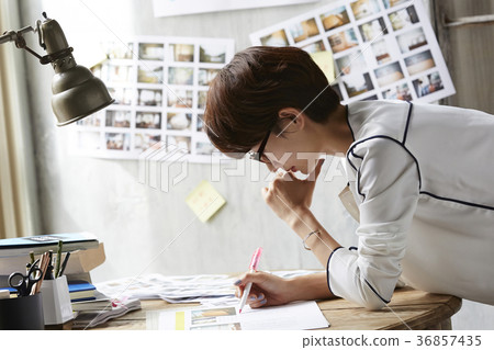 自由職業者的女性形象 自由職業者的女性形象 36857435