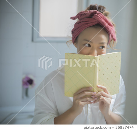 放鬆在衛生間裡的婦女 36857474