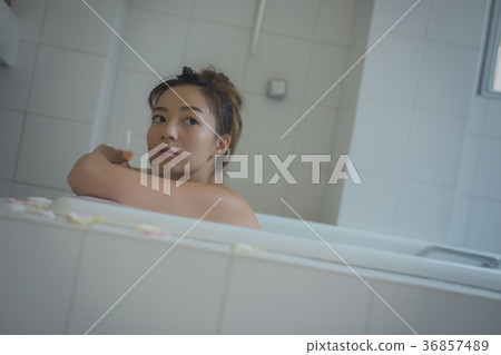 女人享受洗澡時間 女人享受洗澡時間 36857489